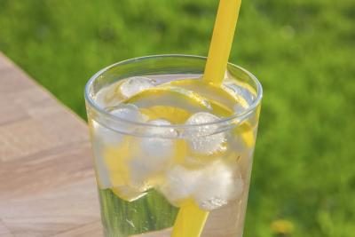 Verre d'eau fraîche de glace au citron.
