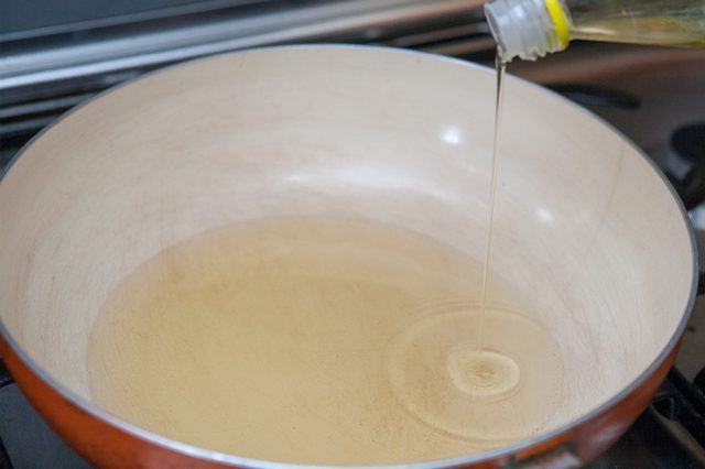Quand une goutte d'eau dans la cuve grésille, l'huile est prêt pour la friture.