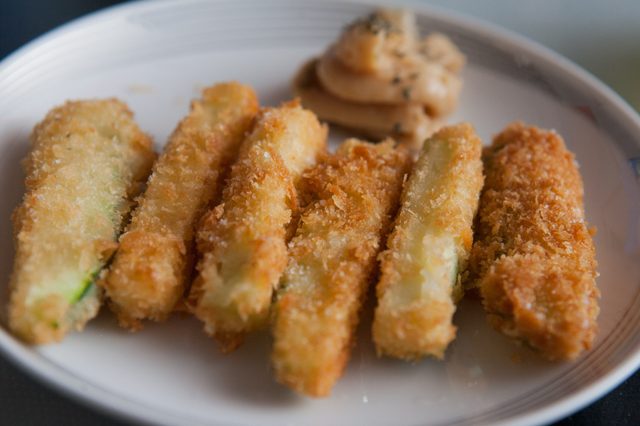 Fried courgettes matraques font savoureux amuse-gueules doigt alimentaires.