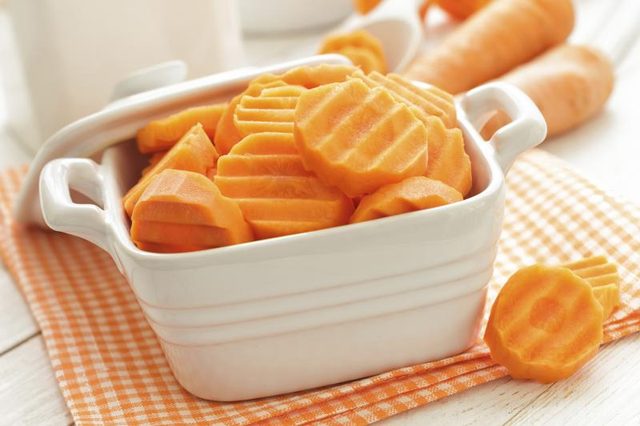 Rondelles de carottes dans un petit bol.