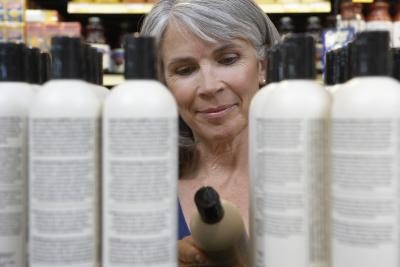 Senior femme regardant shampooing.