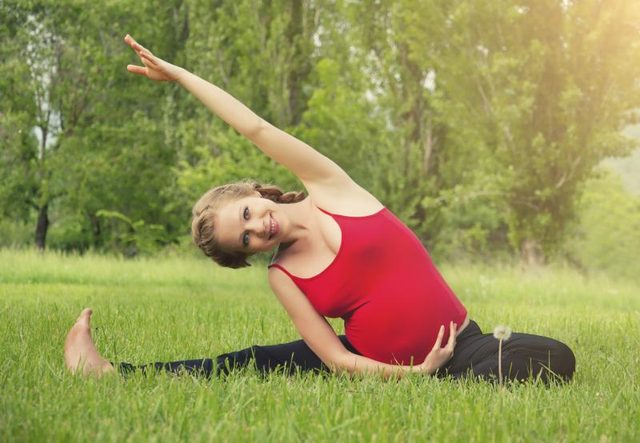 Apaiser les tensions et de préparer votre corps pour le travail avec des poses de yoga.