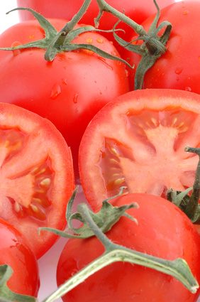 Ajouter les amendements du sol au sol lors de la plantation de tomates.