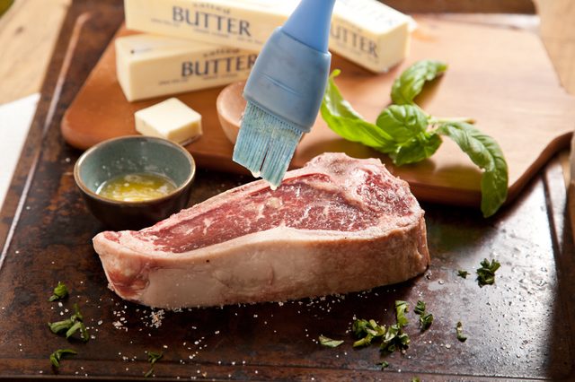Comment puis-je Rub beurre sur un steak avant la cuisson?