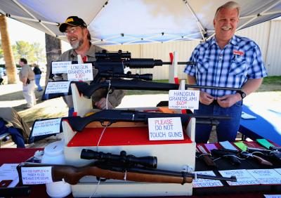 Hommes vendant des fusils de chasse