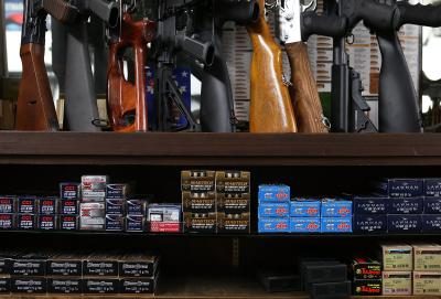 Les munitions et les armes à feu au magasin d'armes