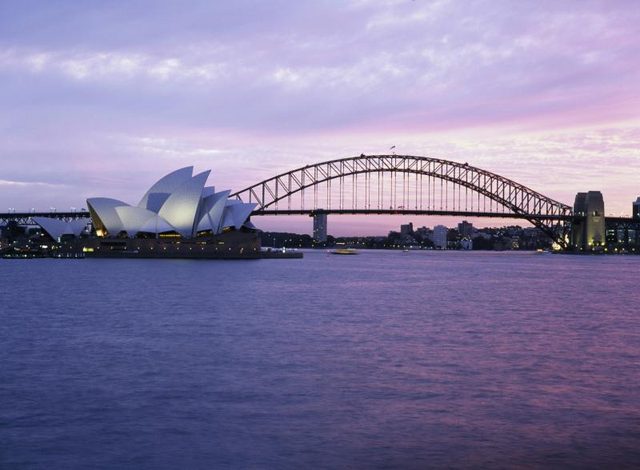 L'opéra et le pont du port de Sydney, en Australie.