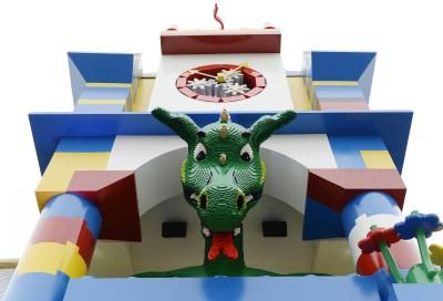 Grand respirer de la fumée de dragon Lego à l'entrée de Legoland Hôtel