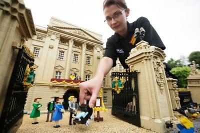 Maquettiste avec des Lego construit le Palais de Buckingham