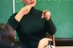 Reconnaître la langue des signes comme langue légitime et inclure des locuteurs de cette langue dans la classe