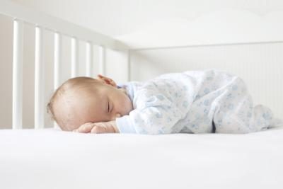 Gardez votre bébé éveillé jusqu'à la nuit.