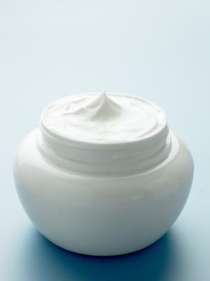 Cherchez une crème hydratante conçue pour les peaux matures.