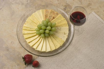 Ajouter un varity de fromage à un plateau de nourriture de doigt.