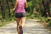 Femme jogging sur une route de campagne