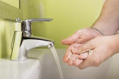 Laver régulièrement les mains.