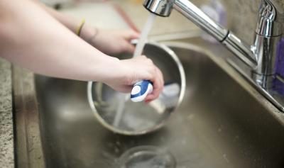 Utilisez de l'eau chaude savonneuse pour laver la vaisselle.