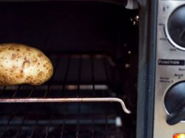 Comment faire cuire une pomme de terre dans un four grille-pain