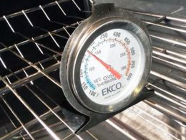 Vérifiez la température du four avec un thermomètre de four.