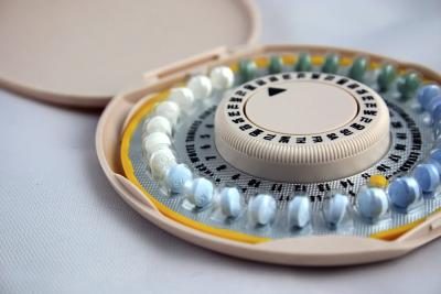 Les pilules contraceptives peuvent minimiser les poussées d'acné hormonaux.