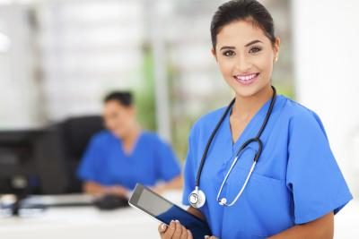 Obtenez une formation d'infirmière auxiliaire et de certification si vous're required to become a CNA.
