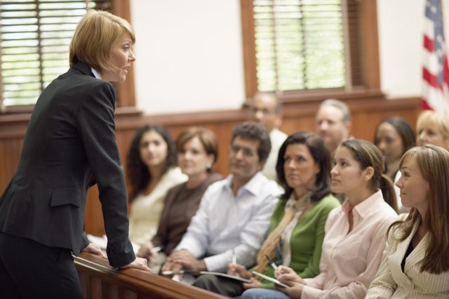 Avocat de parler au jury