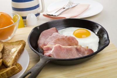 Fer poêle avec des œufs et du jambon.