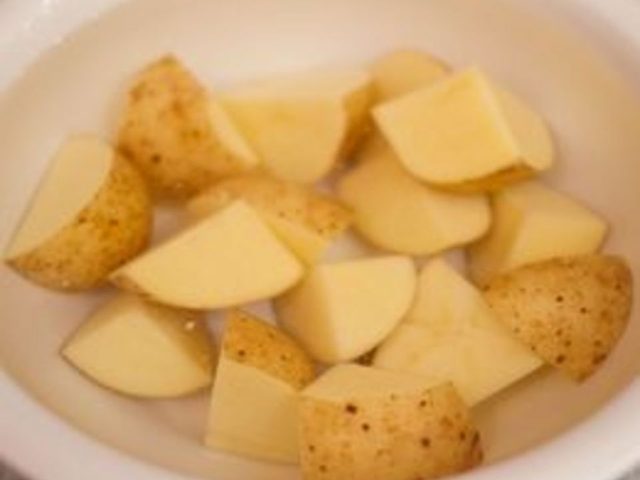 Comment Faire bouillir les pommes de terre dans un four à micro-ondes