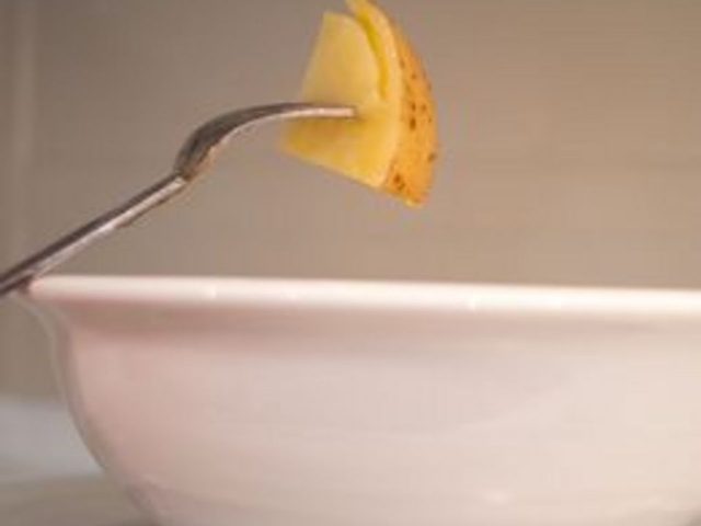 Comment Faire bouillir les pommes de terre dans un four à micro-ondes