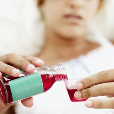 Acétaminophène ou l'ibuprofène peuvent être utilisés pour abaisser votre enfant's fever.