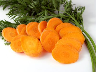 Couper les carottes en rondelles.