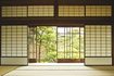 salle de tatami avec des murs à écran shoji.