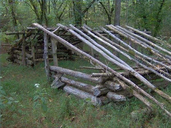 La structure du toit d'un camp recréé dans le Tennessee.