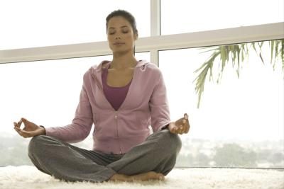 Femme pratiquant le yoga, méditation,