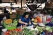 Femme couper des fruits au marché en plein air asiatique
