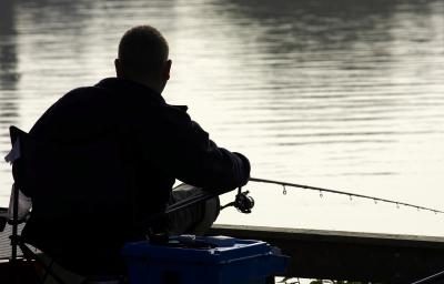 Trouver un pêcheur local et demandez où le meilleur endroit pour le poisson est.