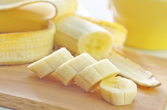 Des tranches de bananes sur une planche à découper.