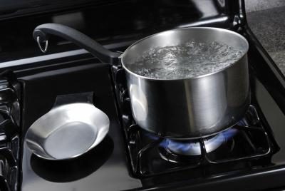 L'eau bouillante dans une casserole et poêle.