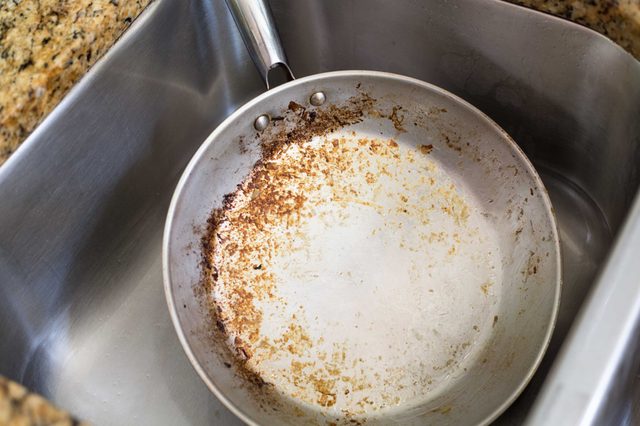 Comment nettoyer Burnt Oil partir d'un acier inoxydable Pan