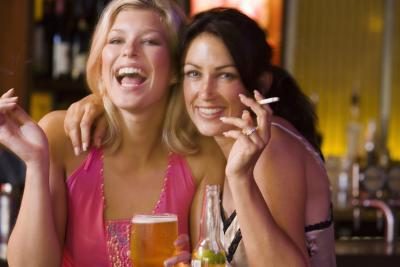 femmes qui fument des cigarettes