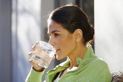 Buvez au moins huit verres d'eau par jour.