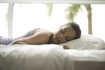 Dormir sur le ventre aidera à soulager la congestion nasale.