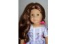 Cette poupée a les cheveux doux et brillants après conditionnement.
