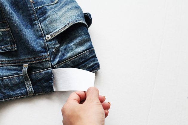 Insertion élastique dans la ceinture de vos jeans les convertit en vêtements de maternité.