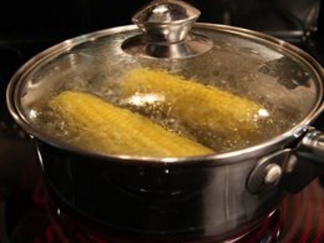 Comment faire cuire le maïs-on-the-Cob sur la cuisinière