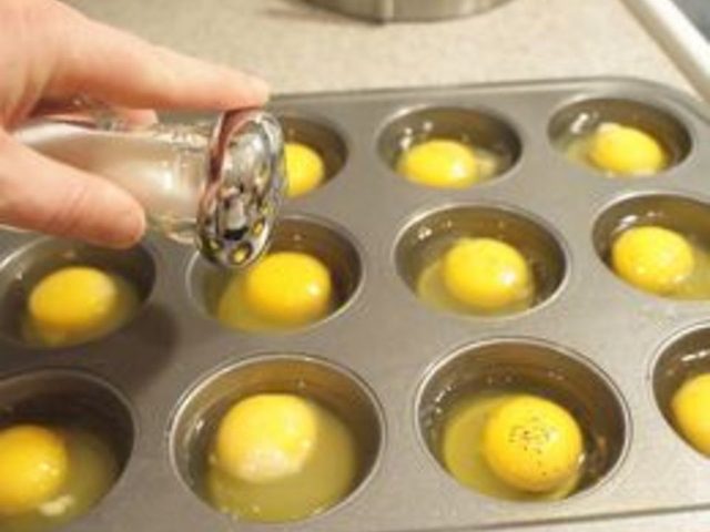 Comment cuire les oeufs dans un Muffin Pan