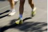 Les coureurs peuvent aider à prévenir la fasciite plantaire en remplaçant usé des chaussures de course, de sorte qu'ils ont toujours un bon support pour leurs pieds. (Crédit: danielito, http://morguefile.com/archive/display/201265)