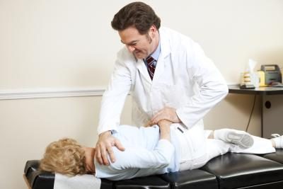 Un chiropraticien peut effectuer la manipulation vertébrale pour réduire la douleur.
