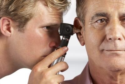 médecin à la recherche de l'homme's ear