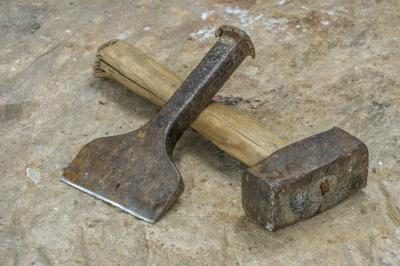 Un marteau et un burin en métal seront punture dans une géode.