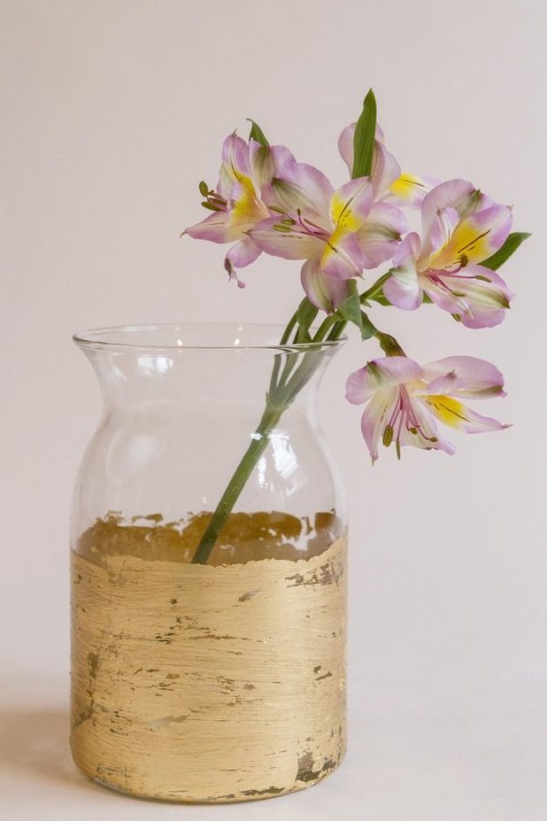Un peu de feuilles d'or prend même le plus simple vase de bla glam.
